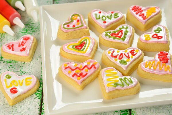 Hermosas galletas en forma de corazones. Dulce alegría