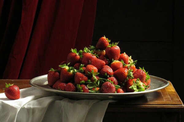 Un tobogán de fresas. Bayas en un plato