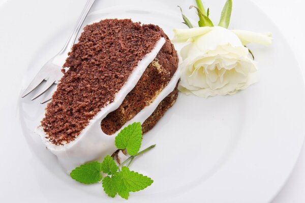 Belle tranche de gâteau à la crème douce sur une assiette