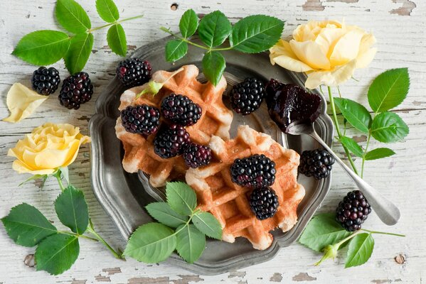 Waffeln mit Brombeeren unter Rosen