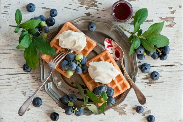 Ein Morgenfrühstück aus Waffeln mit Blaubeeren