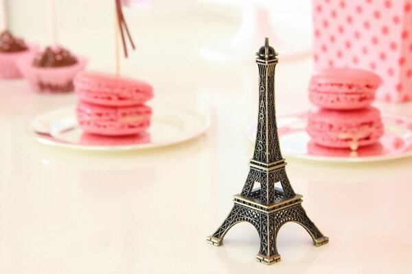 Maquette de la tour Eiffel sur la table