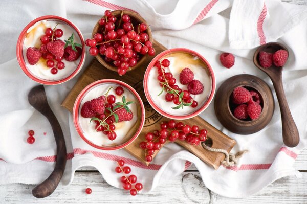 Desayuno de yogur con frambuesas y grosellas