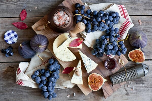 Natura morta su una tavola con frutti di bosco e formaggio