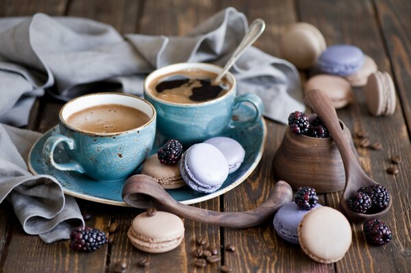 Tazze di caffè blu e dessert di amaretto con more