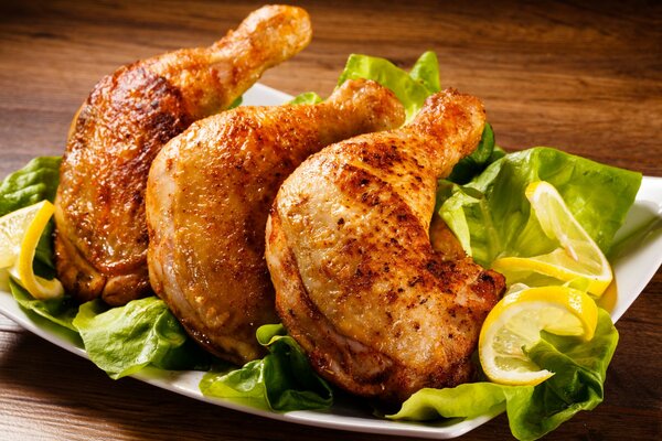 Pollo al forno su foglie con limone