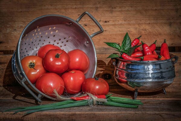 Tomates jugosos en una sartén