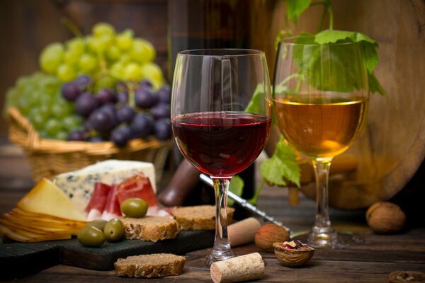 Vino y una variedad de aperitivos para degustar