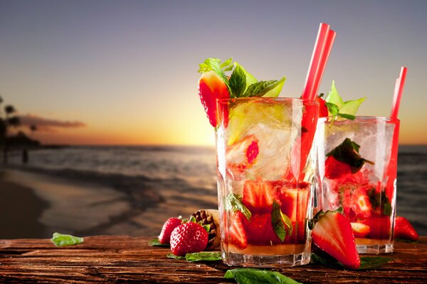 Cocktails with strawberries and mint leaves