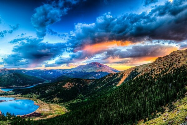 Cielo alla luce del tramonto sopra il lago in montagna