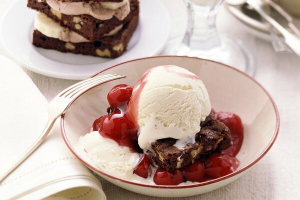 Nachspeise. Eiscreme mit Kirschsirup