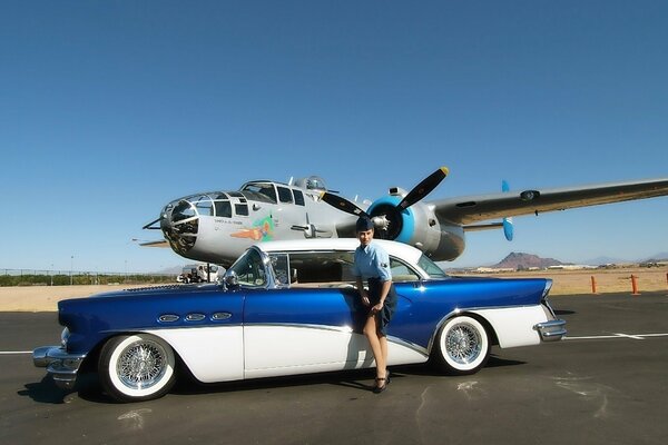 Mädchen mit Retro-Auto auf Flugzeug Hintergrund