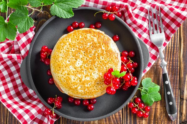 Crêpes appétissantes aux baies rouges