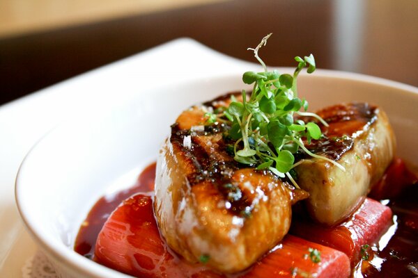 Steak de poisson frit dans la sauce