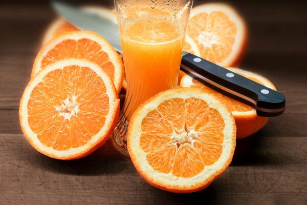 Rodajas de naranja jugosa y jugo de naranja