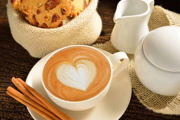 Tasse de café à motifs et cannelle