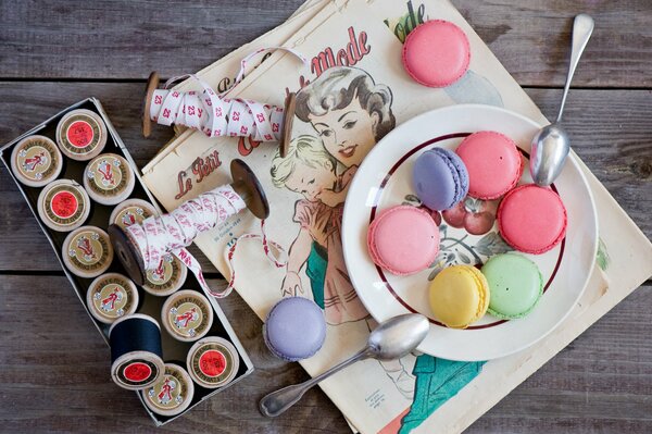 Biscotti colorati su un piatto con due cucchiaini