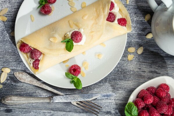 Crêpes aux framboises, servies