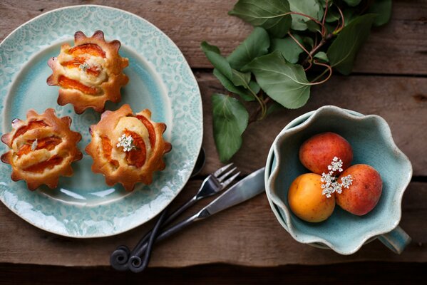 Muffins und Obst auf dem Tisch