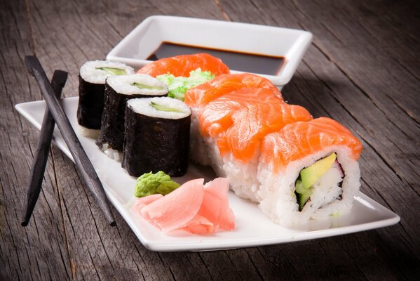 Sushi en un plato blanco con palillos