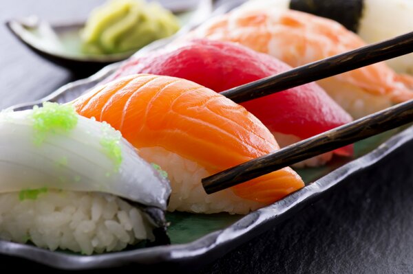 Nourriture sous la forme de sushis de quatre morceaux