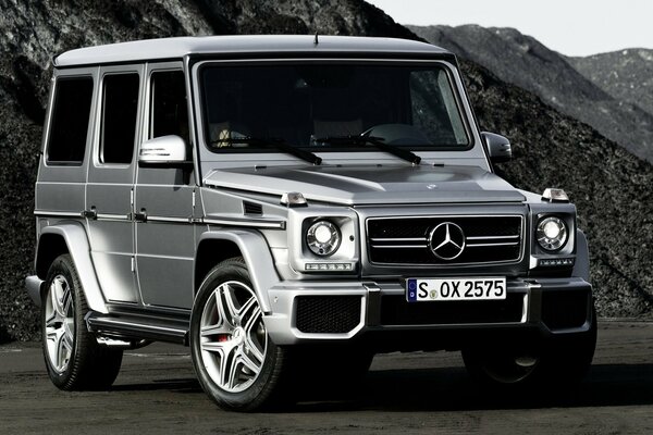 Photo en noir et blanc de Mercedes gelendwagen dans les montagnes