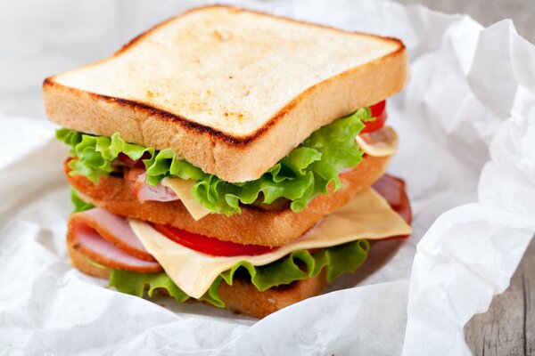 Klassisches Sandwich mit Schinken und Käse