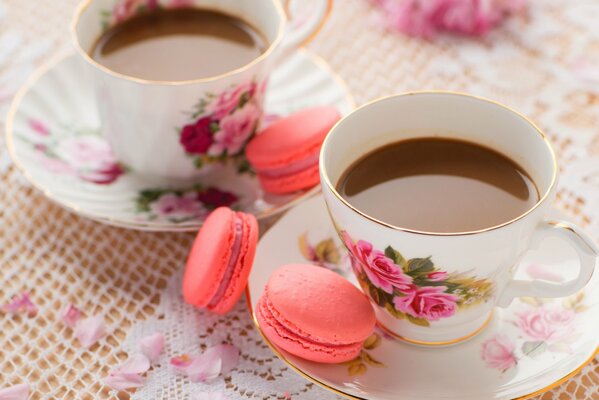 Café sucré dans de belles tasses