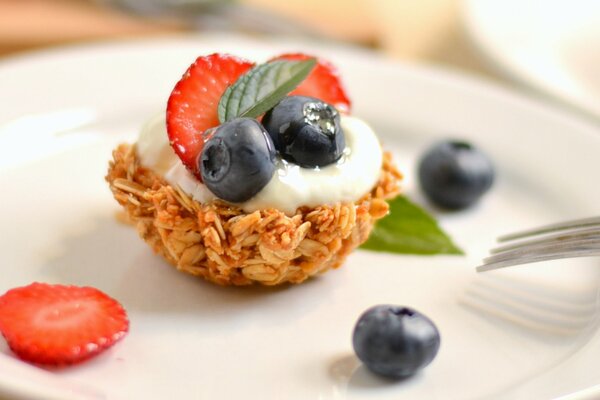 Pastel de frutas con arándanos y fresas