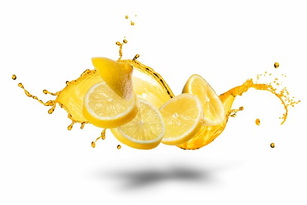 Tranches de citron sur un fond ancien dans les éclaboussures d eux