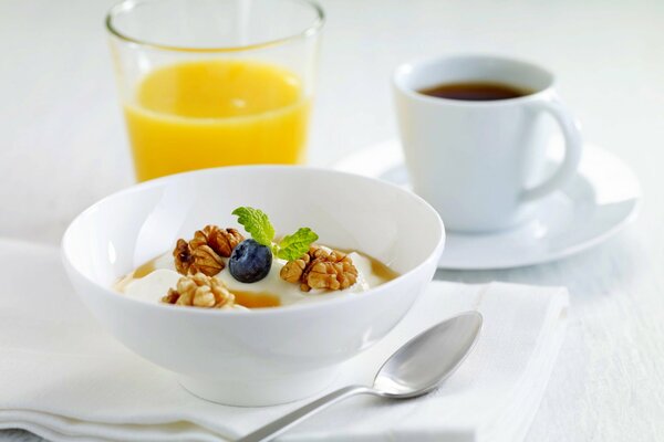 Petit déjeuner avec jus de fruits, café et porridge aux noix