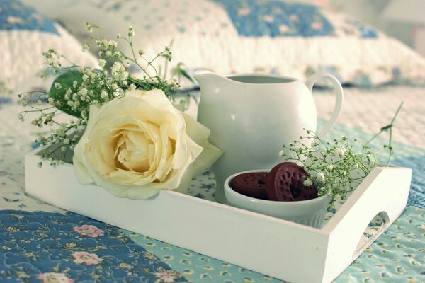 Frühstück im Bett - Tee und süße Kekse, ergänzt mit Blumen