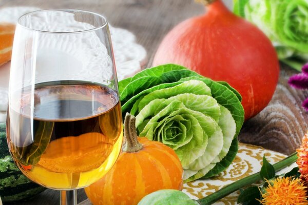 Una Copa de vino blanco con los regalos del otoño