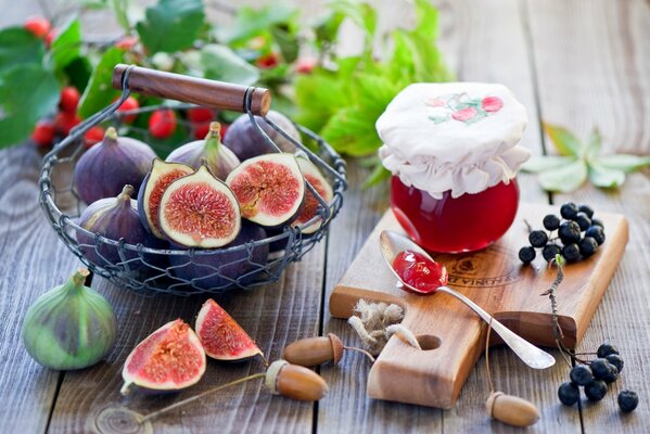 Marmelade und Obst auf der Veranda