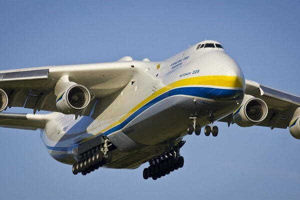 El despegue del gigante an-225 en tiempo soleado