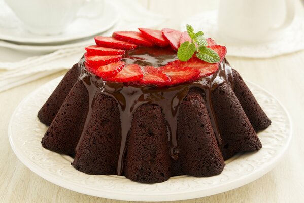 Postre de chocolate con fresas y menta