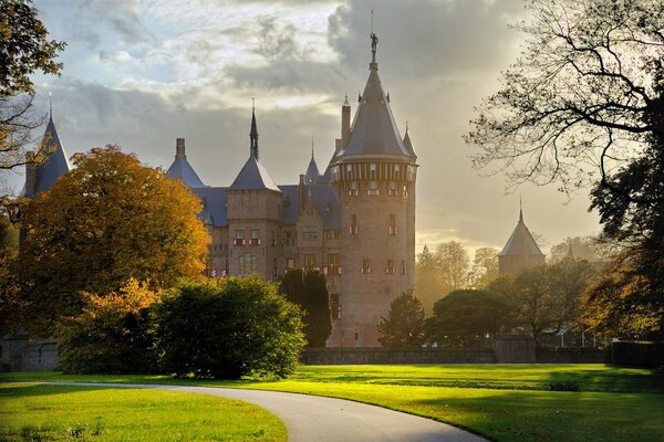 La naturaleza decoró el castillo. Otoño dorado