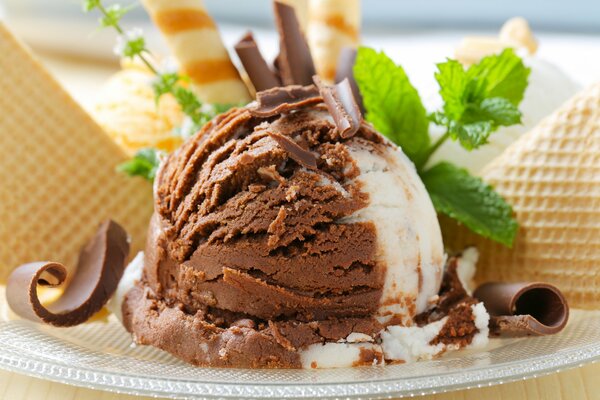 Postre-helado de chocolate con menta