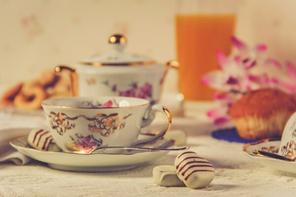 Tazza di tè per colazione e caramelle