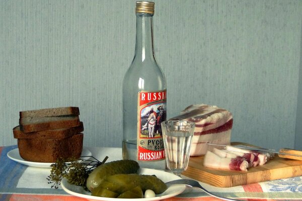 Russischer Wodka, Gurken und Schmalz auf dem Tisch