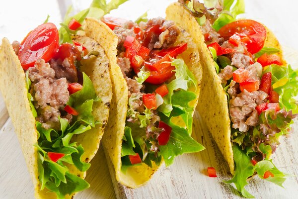 Delicioso aperitivo de la cocina mexicana-pan de pita con relleno