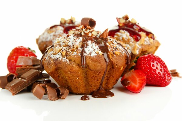 Muffin with strawberries and chocolate