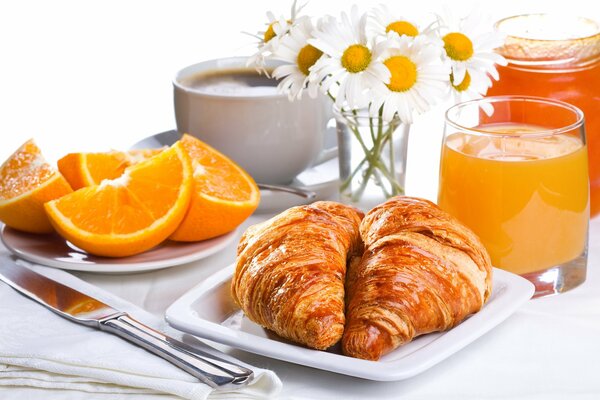 Petit déjeuner léger et sain appétissant