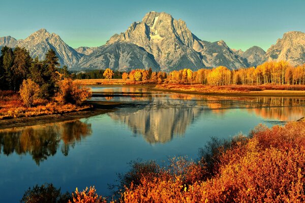 Herbstlandschaft mit Fluss und Bergen