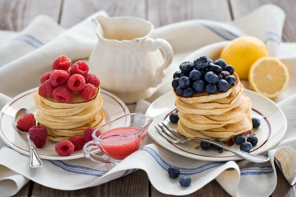 Fluffy pancakes with berries and sauce