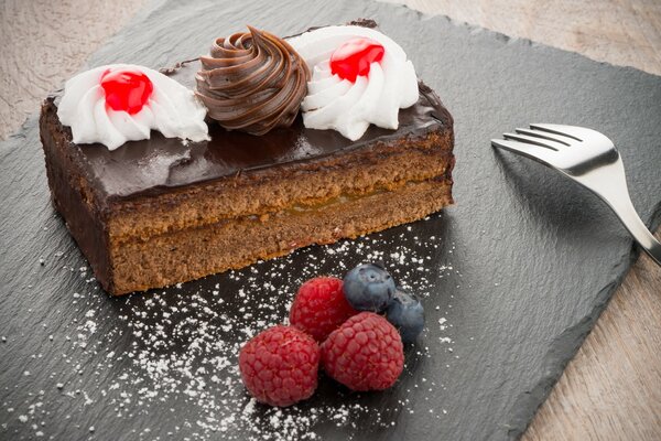 Torta al cioccolato con bacche fresche