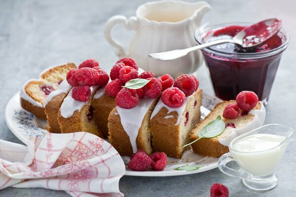 Köstlicher Kuchen mit Himbeerbeeren und süßer Marmelade zum Nachtisch