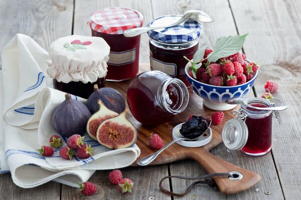 Leckere Marmelade und Marmelade aus Himbeeren und Feigen auf einer Tafel