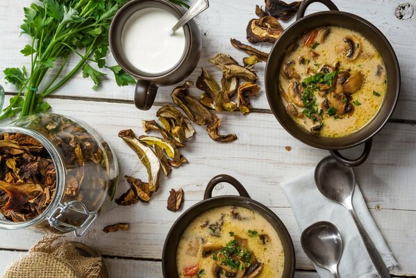 Pilzsuppe mit saurer Sahne