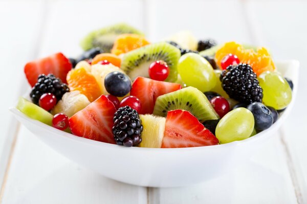 Ensalada de frutas, postre de bayas y frutas